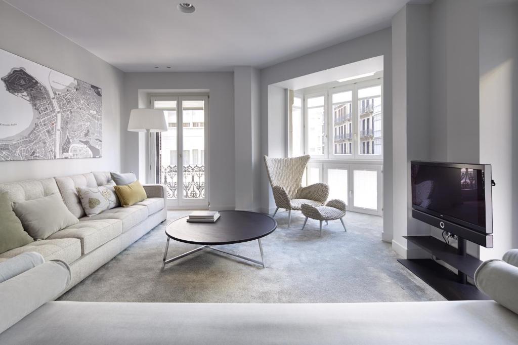 sala de estar con sofá blanco y TV en Easo Suite 7 by FeelFree Rentals, en San Sebastián