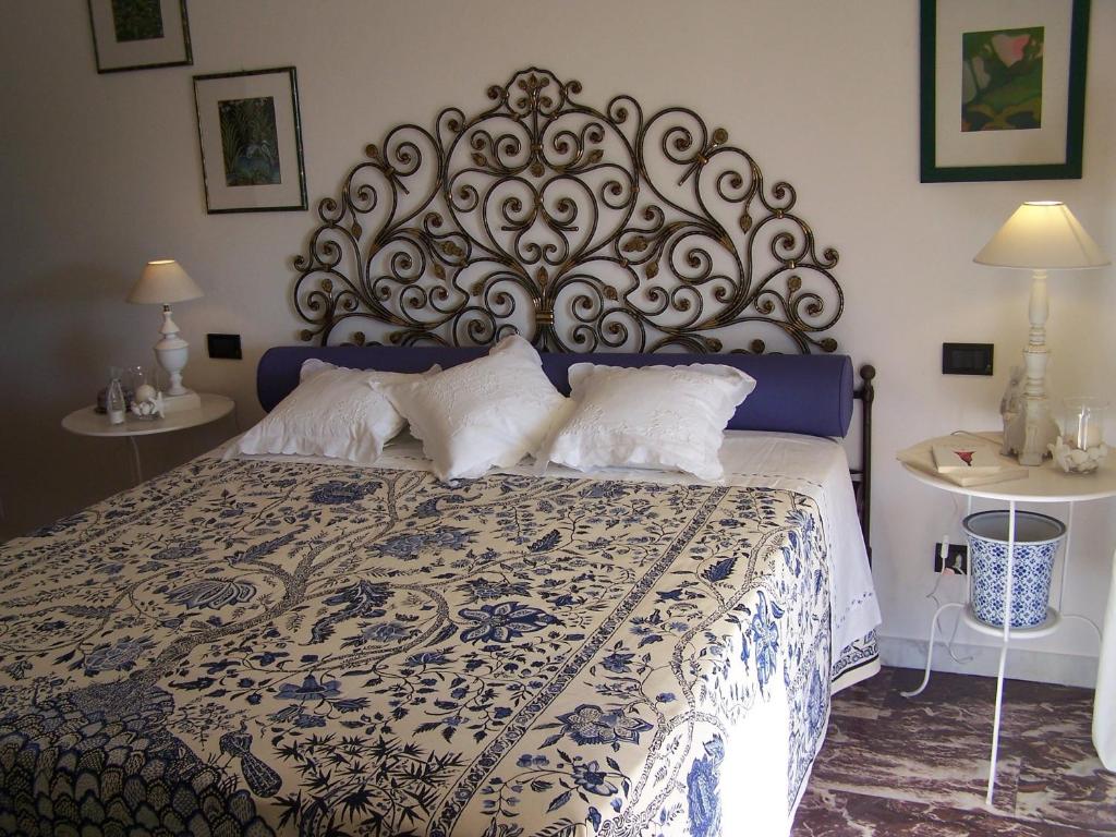 1 dormitorio con 1 cama grande y cabecero grande en Ca D'Ancioa, en Moneglia