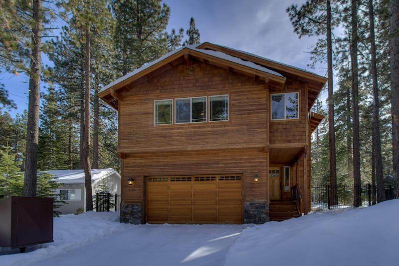 drewniany dom z garażem na śniegu w obiekcie Brand New Upscale Home, Hot Tub, Foosball w mieście South Lake Tahoe