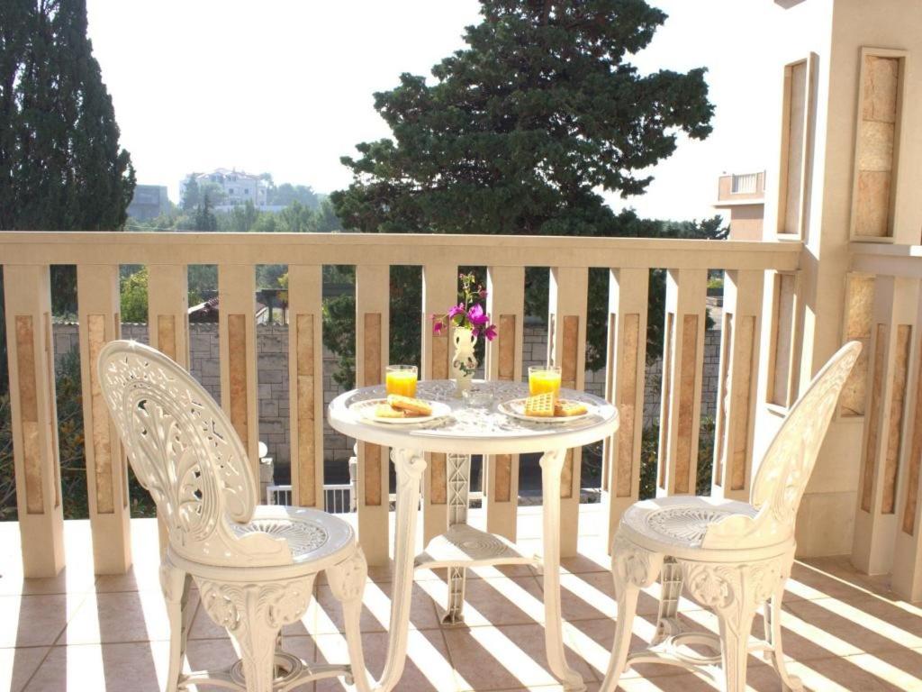 Apartments Mijajov Dvor - 标准的一居室公寓，带共享阳台