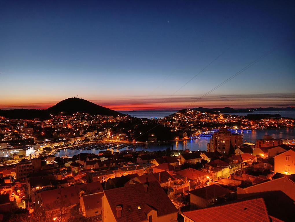 una vista de la ciudad por la noche con una ciudad en Rooms Ivan, en Dubrovnik