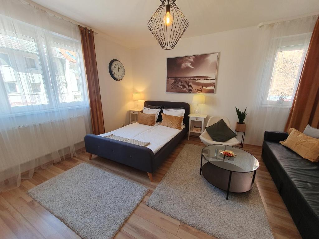 a living room with a couch and a table at Apartman guru 3 Szeged in Szeged