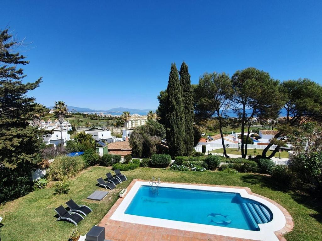 Bazén v ubytování 5 Bedroom Villa with HEATED Pool with breath-taking Sea Views, Walking distances to Shops Restaurants Beach nebo v jeho okolí