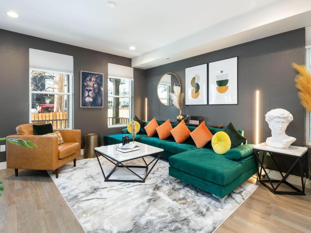 Posezení v ubytování Stunning 3BD 3.5 BA - 10 Min to Downtown! Garage!