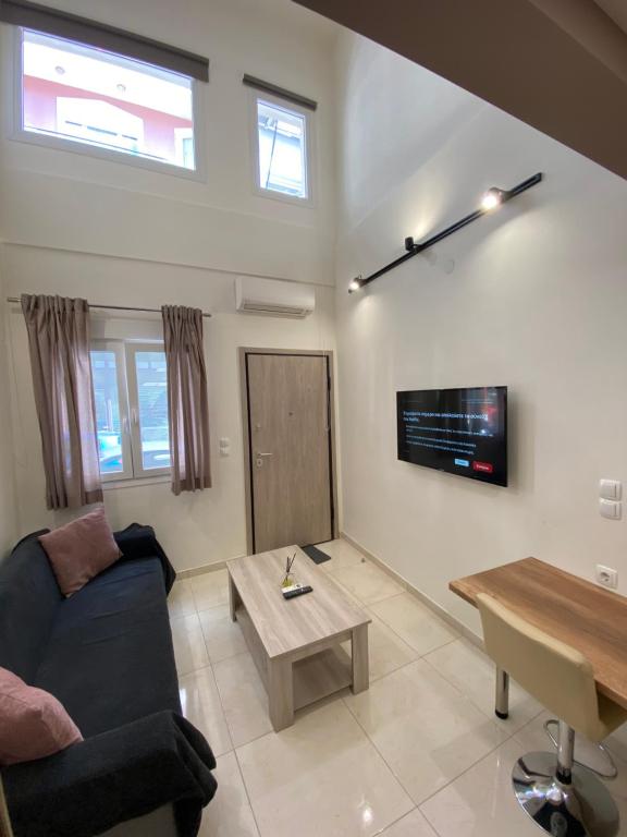 Televízia a/alebo spoločenská miestnosť v ubytovaní Luxury Loft Kalu Tsesme A