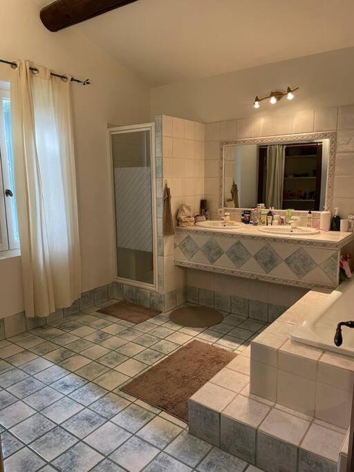 Zdjęcie z galerii obiektu Villa avec charme provençal w mieście La Tour-dʼAigues