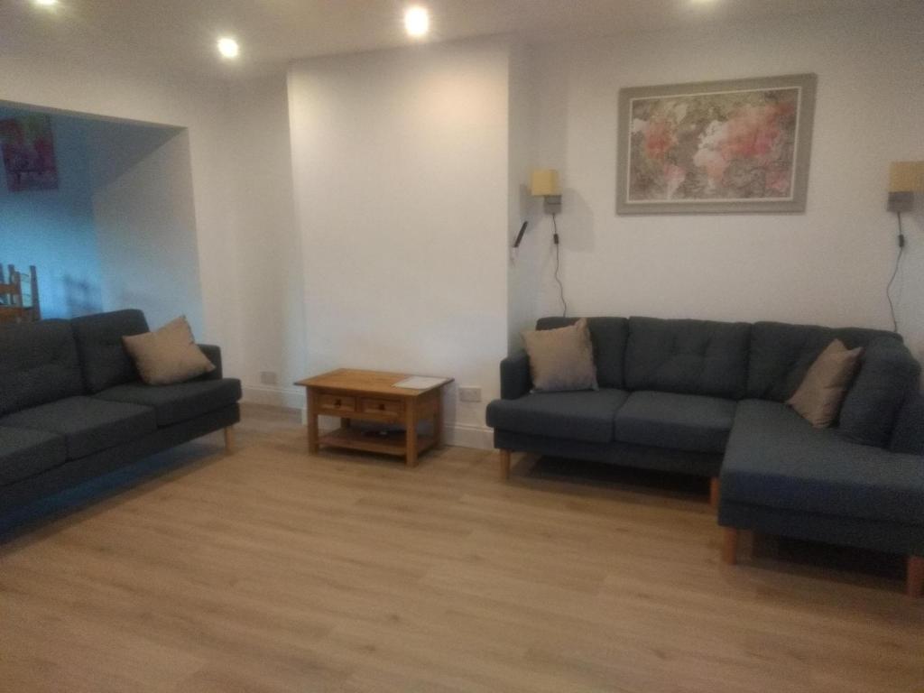 Sala de estar con 2 sofás y mesa en Cheltenham - 3 Bed Newly Renovated With Parking, en Cheltenham