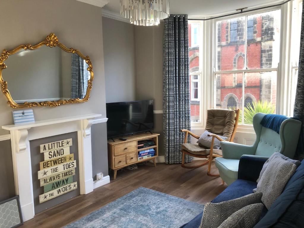 TV a/nebo společenská místnost v ubytování Granby House Holiday Apartments, Apartment 2, In the Old Town, Free On Street Parking included