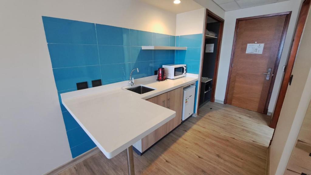 Una cocina o cocineta en Hotel Diego de Almagro Temuco Express