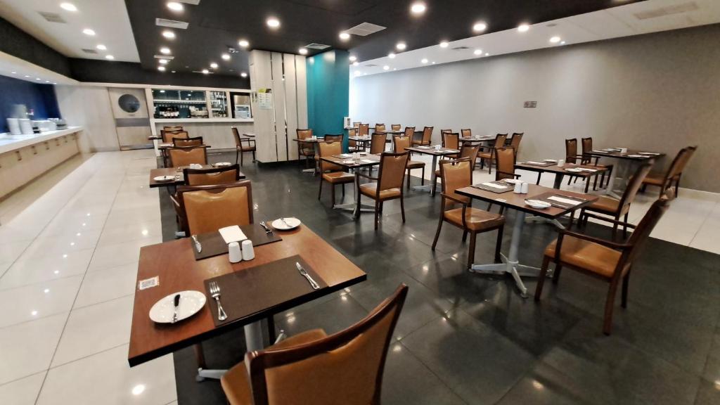 Un restaurante u otro lugar para comer en Hotel Diego de Almagro Temuco Express