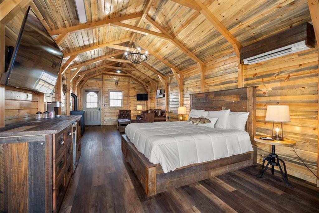 um quarto com uma cama num chalé de madeira em Big Horn Valley Ranch em Fort Smith