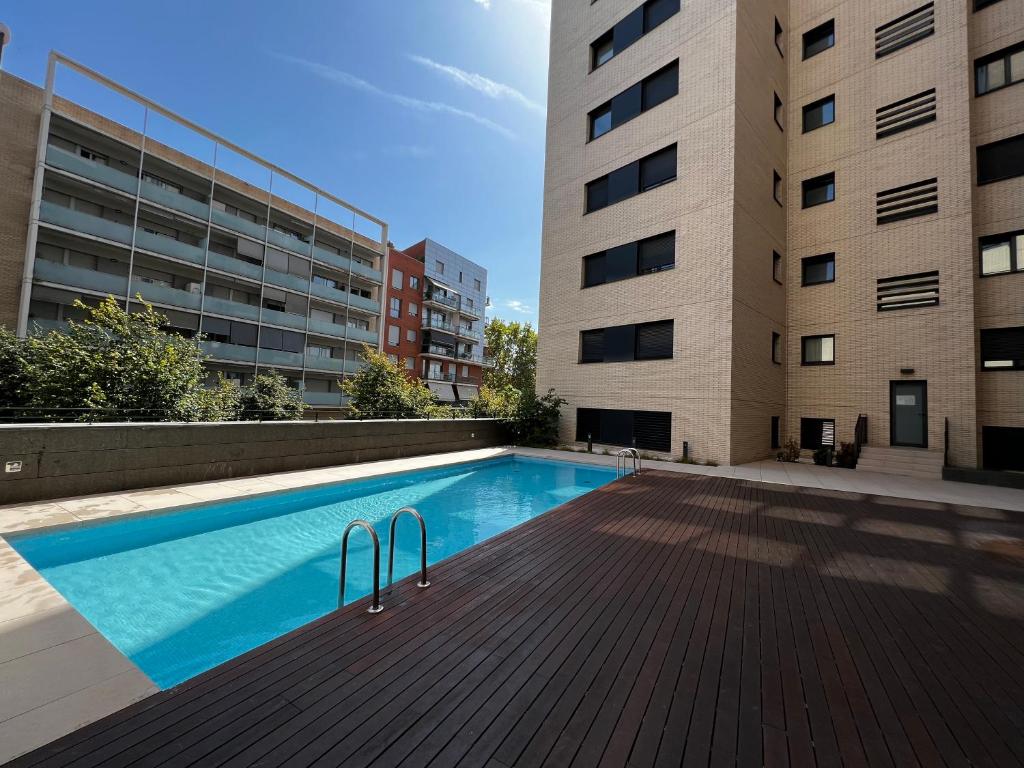 uma piscina vazia em frente a um edifício em Studio CP Poblenou em Barcelona