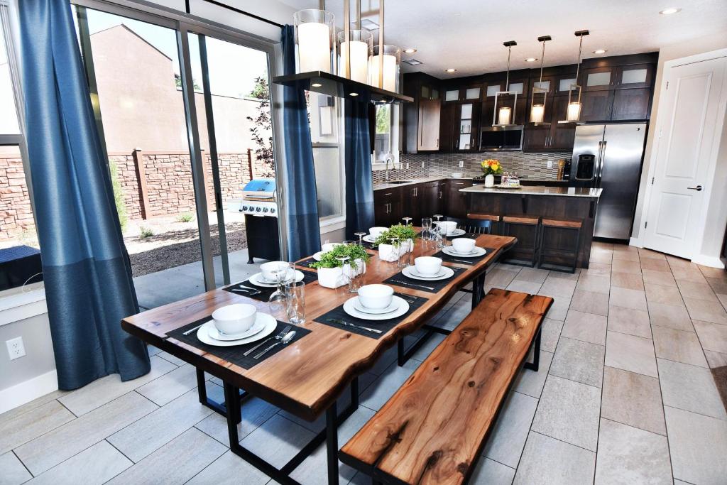 eine Küche mit einem Holztisch und einem großen Fenster in der Unterkunft Entrada at Moab 420b in Moab