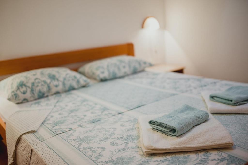 Postel nebo postele na pokoji v ubytování Apartments Antun