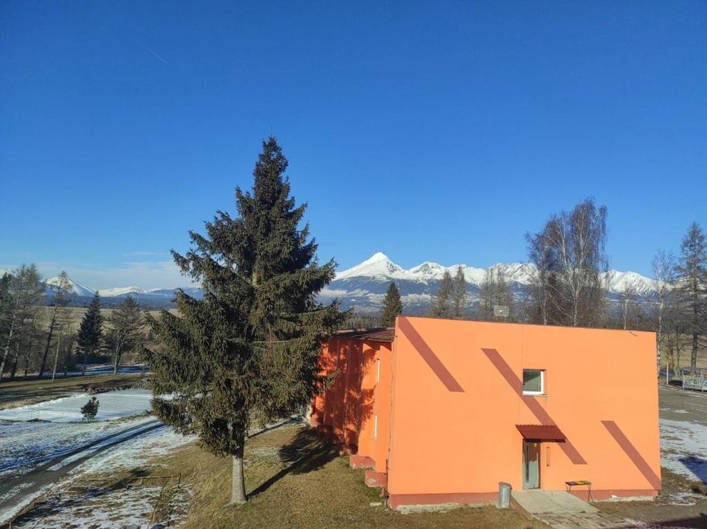Nespecifikovaný výhled na hory nebo výhled na hory při pohledu z motelu