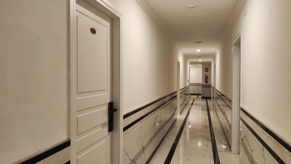 an empty hallway with a door and a hallway at Bnb giglio 999 in Prato