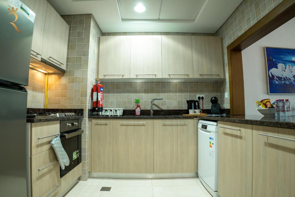 Kuchyň nebo kuchyňský kout v ubytování Your 1BR Retreat on Yas Island Blue Sapphire Apartment