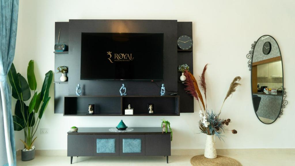 TV a/nebo společenská místnost v ubytování Your 1BR Retreat on Yas Island Blue Sapphire Apartment