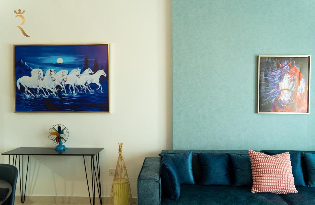 Posezení v ubytování Your 1BR Retreat on Yas Island Blue Sapphire Apartment