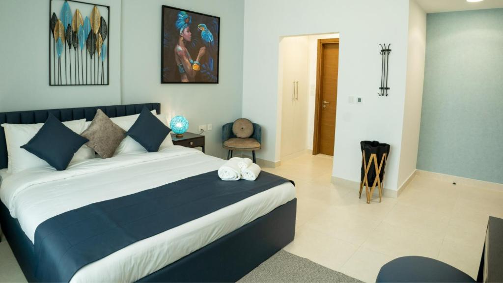 Postel nebo postele na pokoji v ubytování Your 1BR Retreat on Yas Island Blue Sapphire Apartment