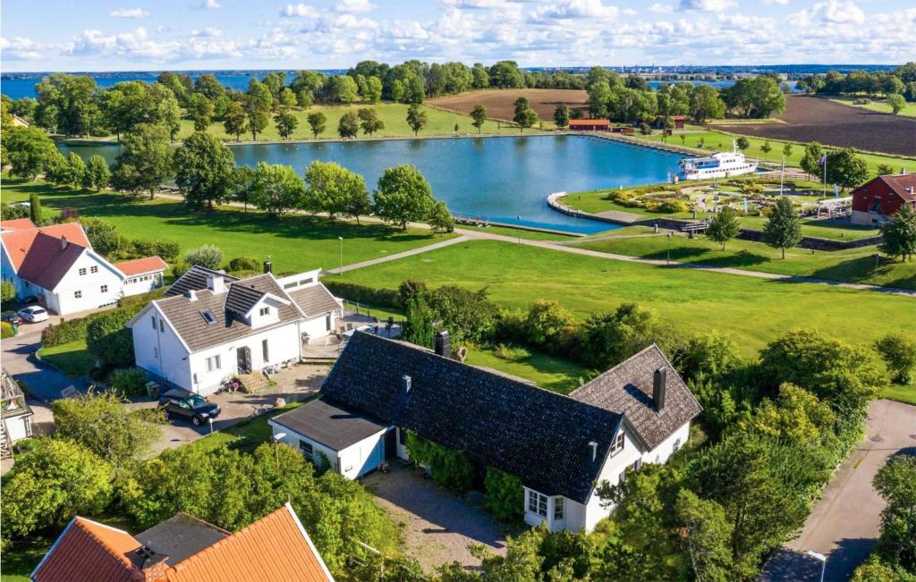 - une vue aérienne sur une maison et un lac dans l'établissement 4 Bedroom Lovely Home In Vreta Kloster, à Vreta Kloster