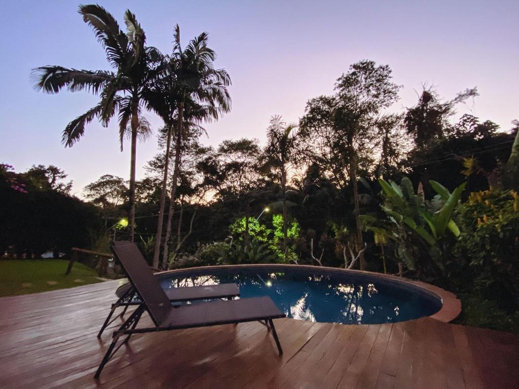 patio con sedia e piscina di Retiro com lareira em frente à reserva ambiental a Carapicuíba