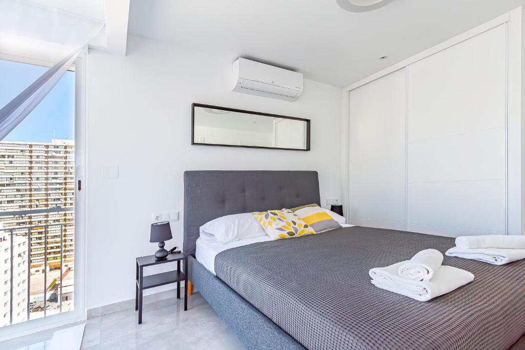 Кровать или кровати в номере VIRGINIA Levante beach apartments