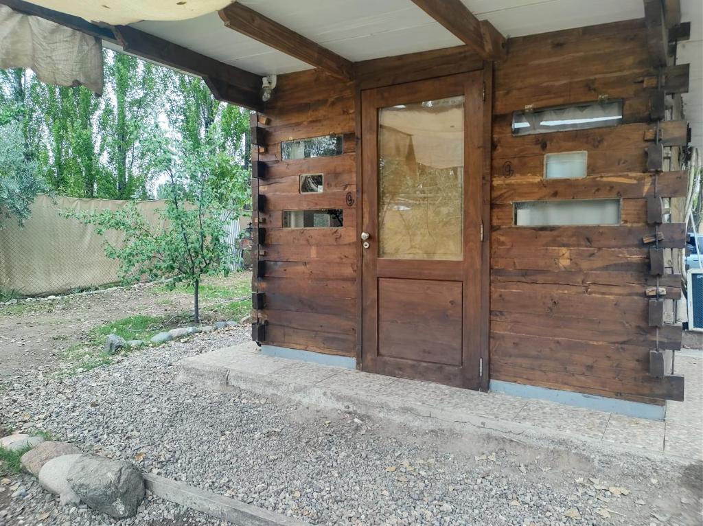 una puerta de madera en el lateral de una casa en Cabaña de Montaña en Luján de Cuyo