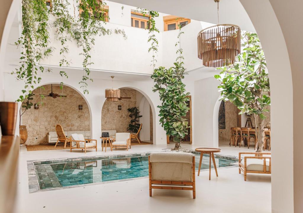 una hall con piscina, tavoli e sedie di Pure House Marrakech a Marrakech