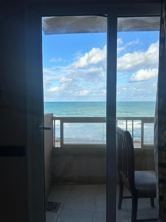 - une porte donnant sur un balcon avec vue sur l'océan dans l'établissement Smouha Pardise, à Alexandrie