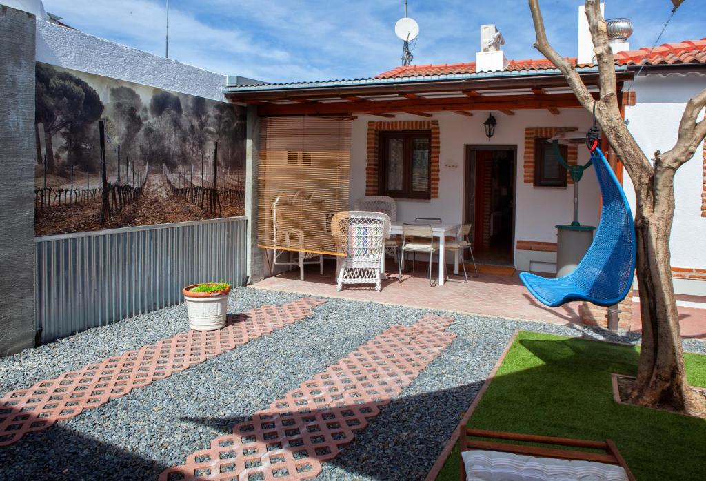 une terrasse avec une table et des chaises ainsi qu'une maison dans l'établissement Mi Casita Olmedo, à Olmedo