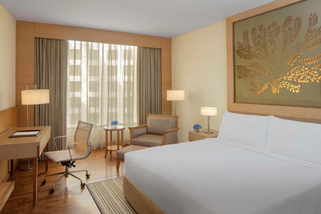 Postel nebo postele na pokoji v ubytování Radisson Blu Hotel New Delhi Dwarka