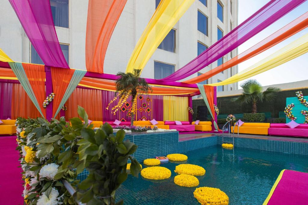 Bazén v ubytování Radisson Blu Hotel New Delhi Dwarka nebo v jeho okolí