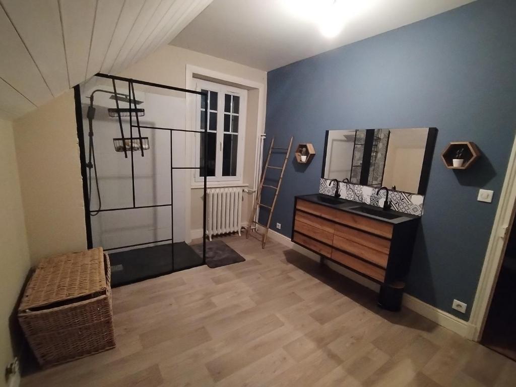 Zimmer mit einem Spiegel und einer Kommode mit in der Unterkunft Location maison in Ally