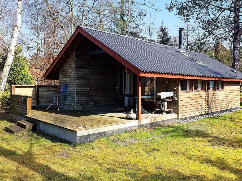 Cabaña de madera con terraza en un campo en 6 person holiday home in Gedser, en Gedser