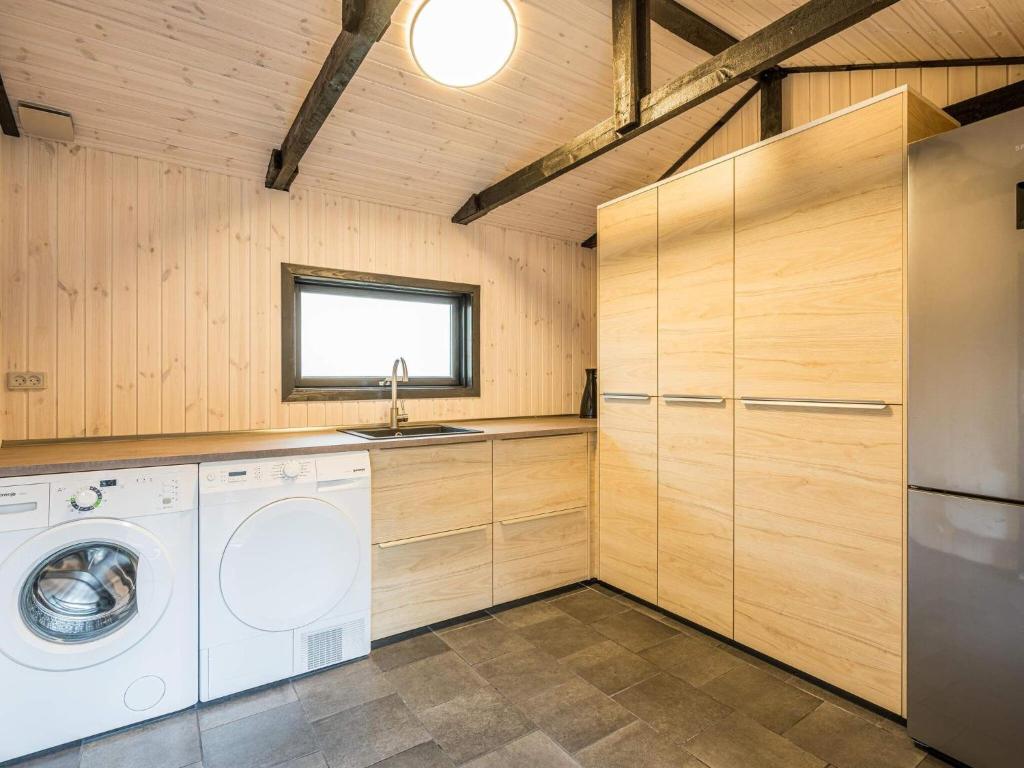 Kuchyň nebo kuchyňský kout v ubytování Holiday home Nørre Nebel LXXIV