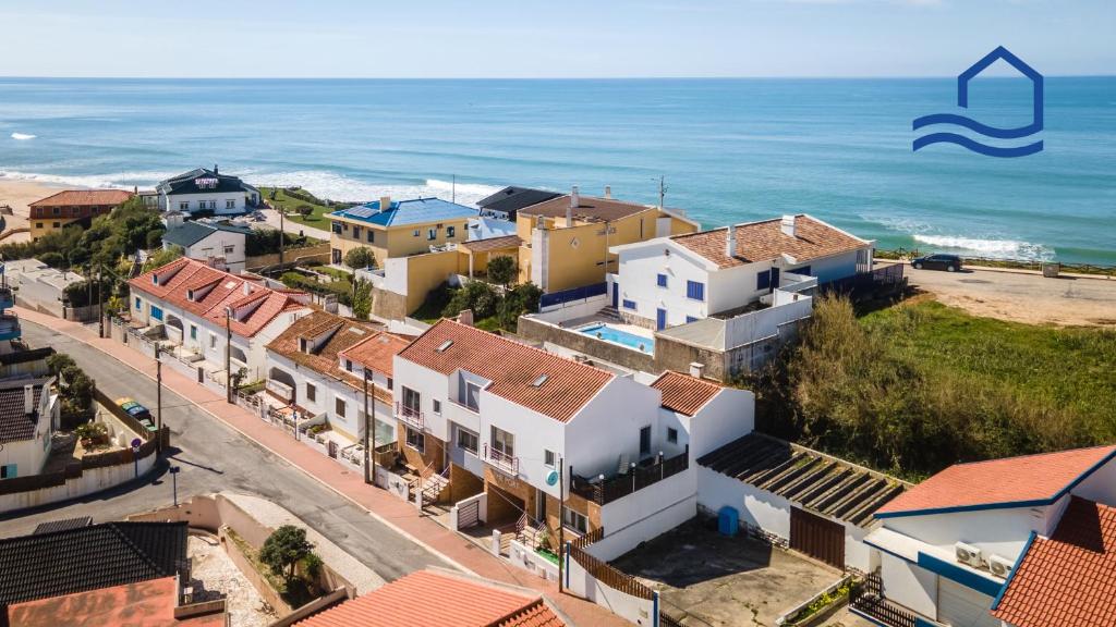z góry widok na miasto nad oceanem w obiekcie The Port Beach House w mieście Praia da Areia Branca