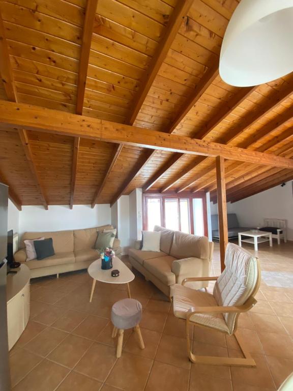 sala de estar con sofá y mesa en Hera Loft, en Iräon