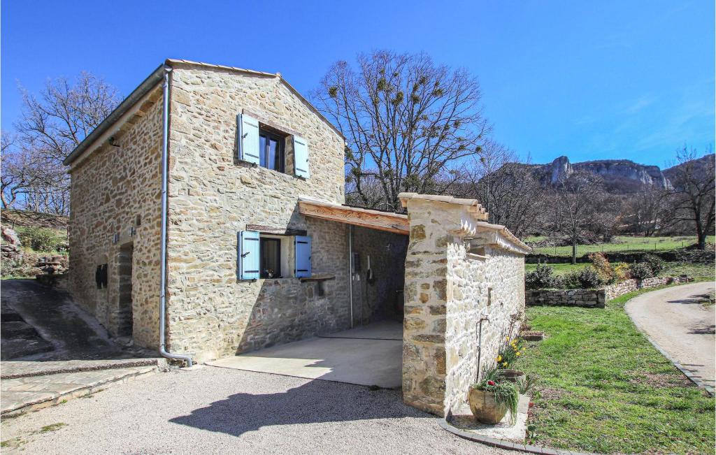 una casa de piedra con una puerta en un patio en Nice Home In Eyzahut With House A Panoramic View, en Eyzahut