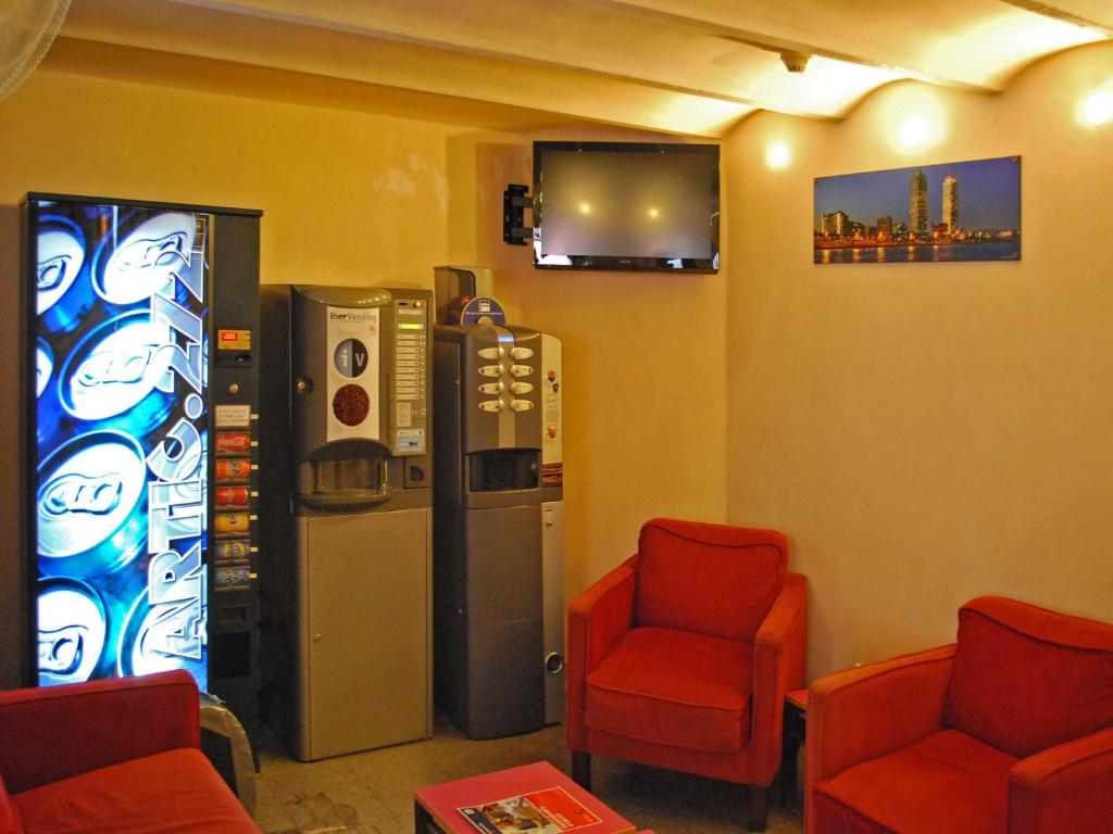 a waiting room with two chairs and a vending machine at Hostal Radio Barcelona in Barcelona