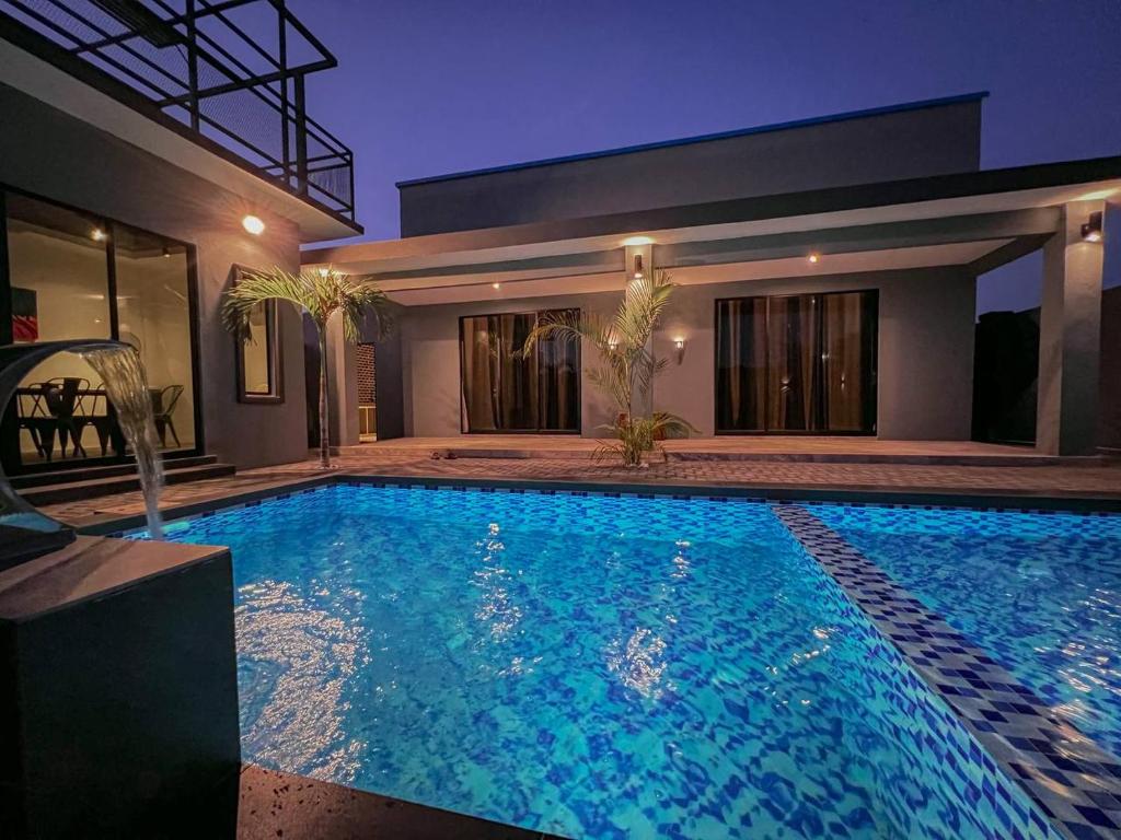 uma piscina no meio de uma casa em The Luxury Villa -Private Pool- em Pantai Cenang