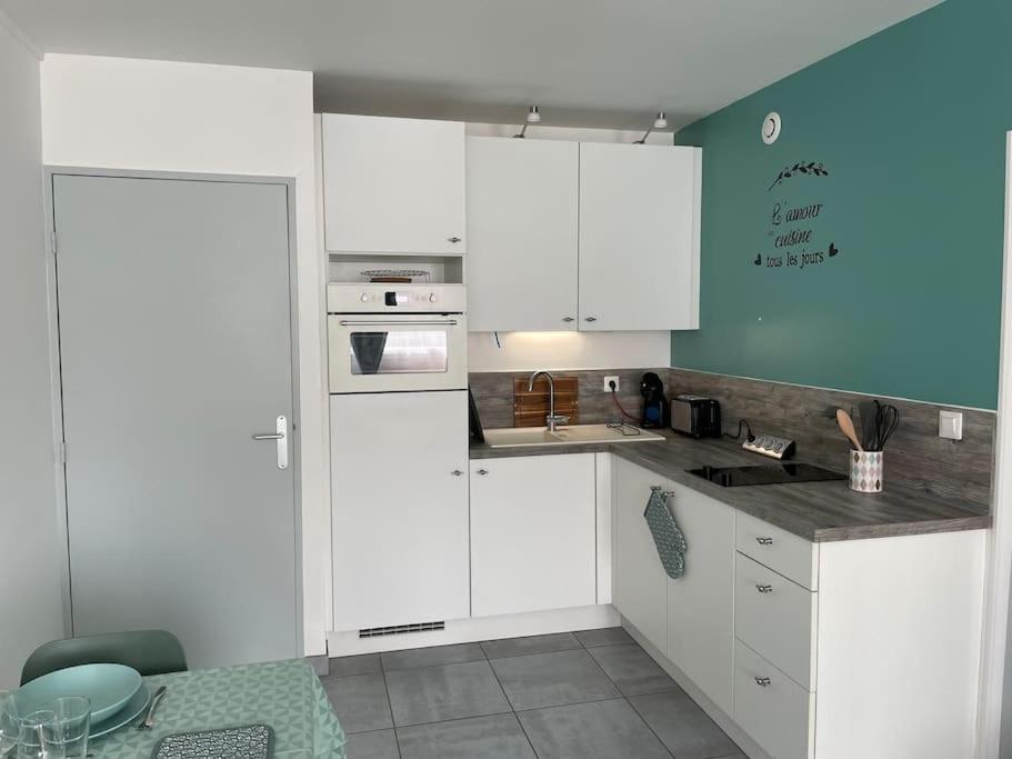 Kuchyňa alebo kuchynka v ubytovaní Appartement 2 pièces, lumineux, avec parking