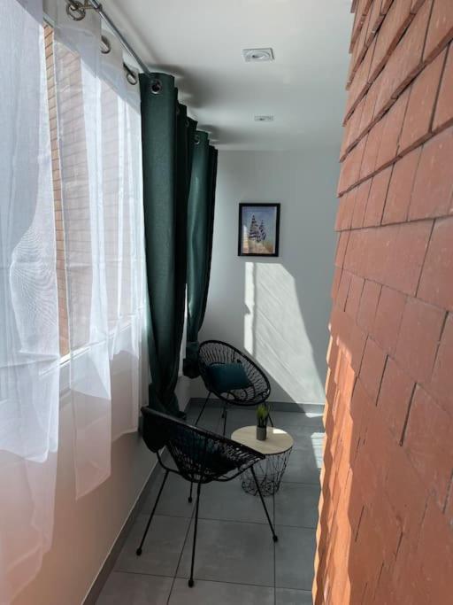 Televízia a/alebo spoločenská miestnosť v ubytovaní Appartement 2 pièces, lumineux, avec parking