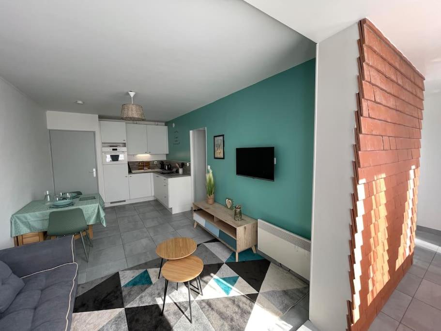 Televízia a/alebo spoločenská miestnosť v ubytovaní Appartement 2 pièces, lumineux, avec parking