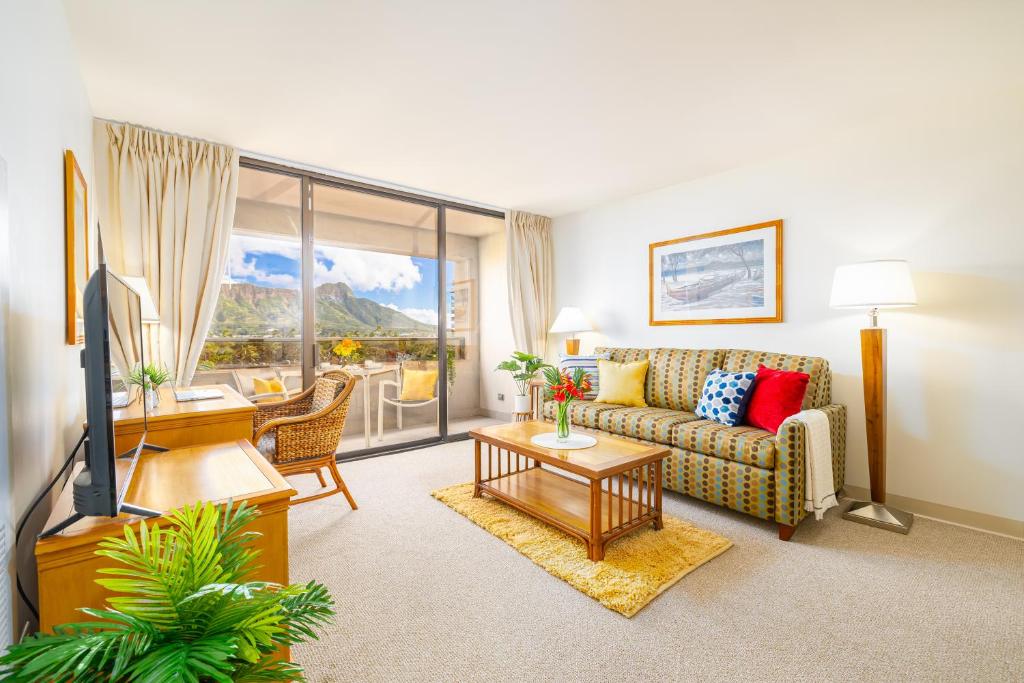 ホノルルにあるGreat Diamond Head Views, 2BR Condo with Free Parking!のリビングルーム(ソファ、テーブル付)