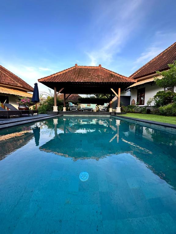 - une piscine en face d'une maison dans l'établissement Asri Villas Bingin, à Uluwatu