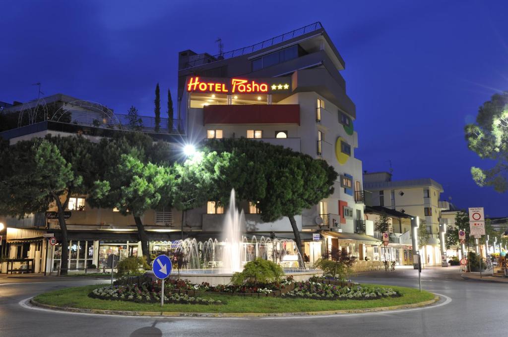 un hotel con una fuente frente a un edificio en Hotel Pasha, en Lignano Sabbiadoro