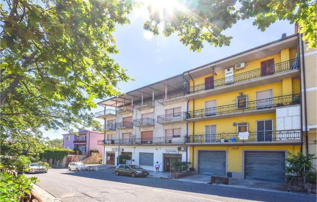 un edificio de apartamentos en una calle con coches aparcados en la calle en Beautiful Apartment In Montepaone With 3 Bedrooms, en Montepaone