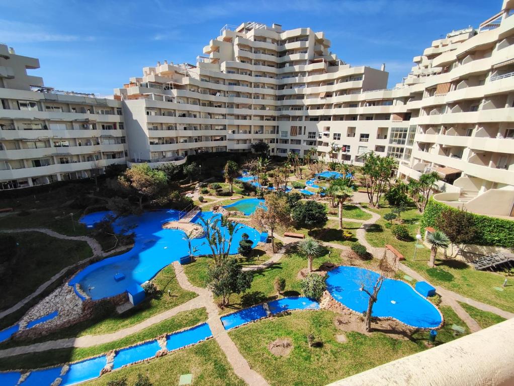 widok z powietrza na ośrodek z niebieskimi basenami w obiekcie Benal Beach deluxe apartment with panoramic sea views w mieście Benalmádena