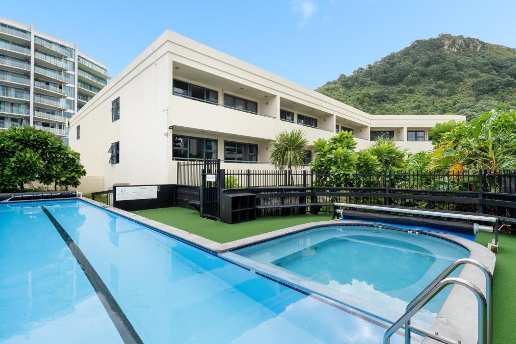 Oceanside Apartment with Garden Views, Mount Maunganui (updated prices